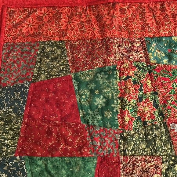 New Homemade patchwork hand stitched Christmas quilt 39”x56” - Picture 4 of 5